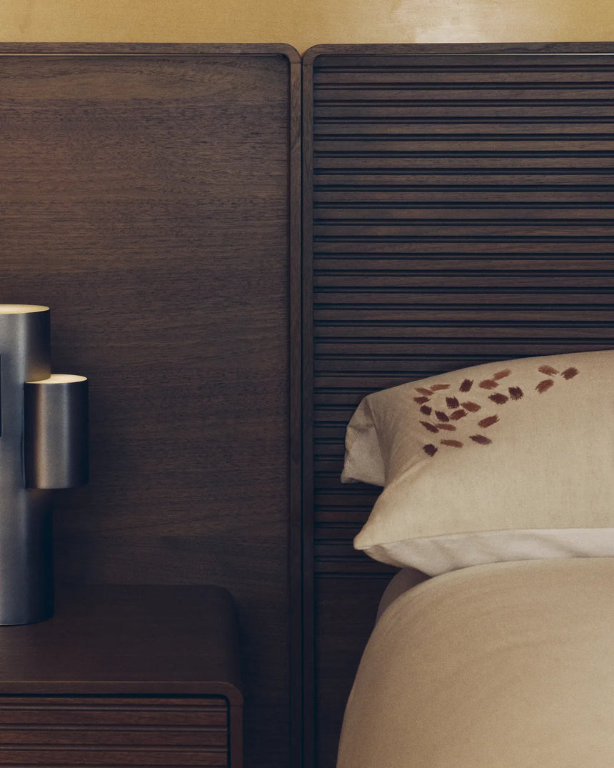 Bett Norlen mit zwei Nachttischen aus Nussbaumfurnier mit dunklem Finish und LED-Licht für Matratzen 160 x 200 cm FSC Mix Credit von Kave Home – Produktbild 6