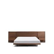 Bett Norlen mit zwei Nachttischen aus Nussbaumfurnier mit dunklem Finish und LED-Licht für Matratzen 180 x 200 cm FSC Mix Credit UK-Adapter von Kave Home – Produktbild 1