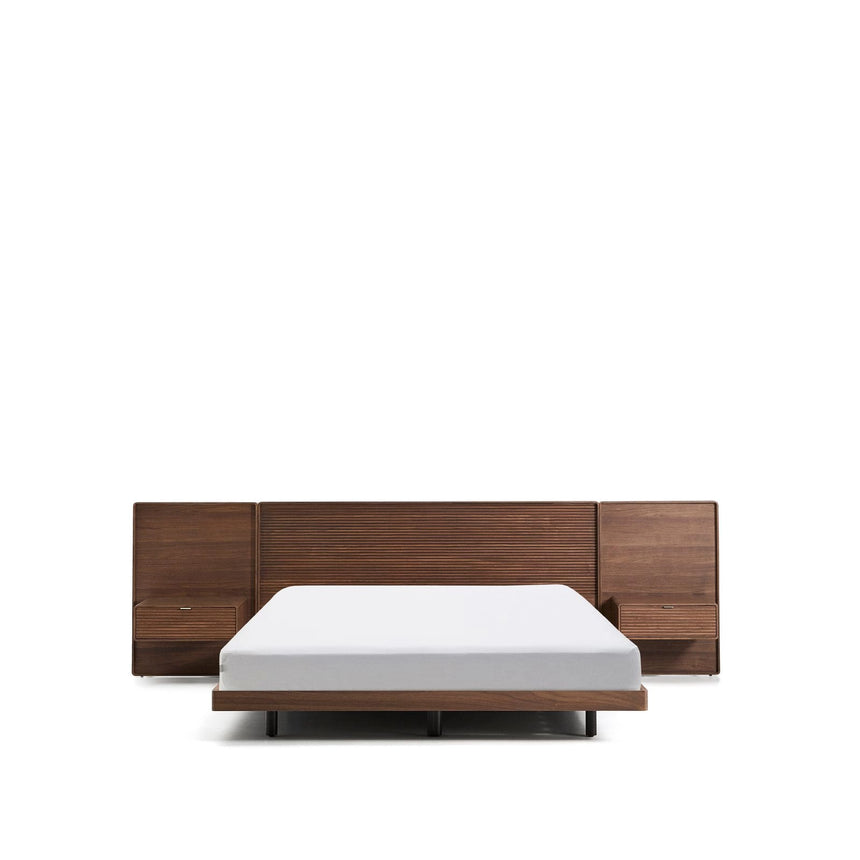 Bett Norlen mit zwei Nachttischen aus Nussbaumfurnier mit dunklem Finish und LED-Licht für Matratzen 180 x 200 cm FSC Mix Credit UK-Adapter von Kave Home – Produktbild 1