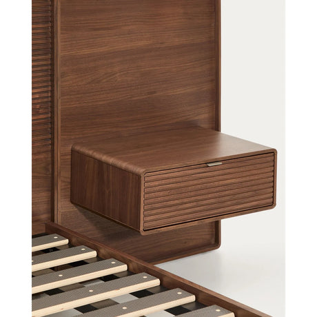 Bett Norlen mit zwei Nachttischen aus Nussbaumfurnier mit dunklem Finish und LED-Licht für Matratzen 180 x 200 cm FSC Mix Credit UK-Adapter von Kave Home – Produktbild 15