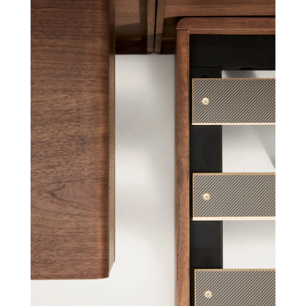 Bett Norlen mit zwei Nachttischen aus Nussbaumfurnier mit dunklem Finish und LED-Licht für Matratzen 180 x 200 cm FSC Mix Credit UK-Adapter von Kave Home – Produktbild 16