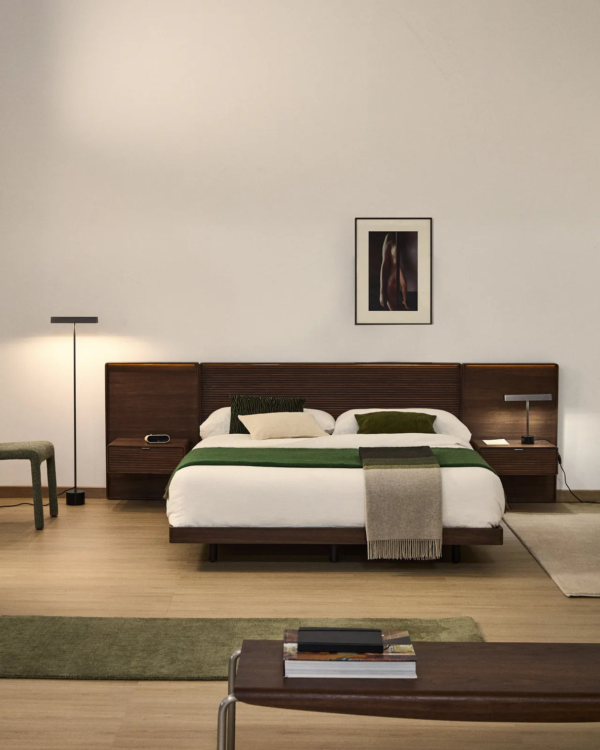 Bett Norlen mit zwei Nachttischen aus Nussbaumfurnier mit dunklem Finish und LED-Licht für Matratzen 180 x 200 cm FSC Mix Credit UK-Adapter von Kave Home – Produktbild 2