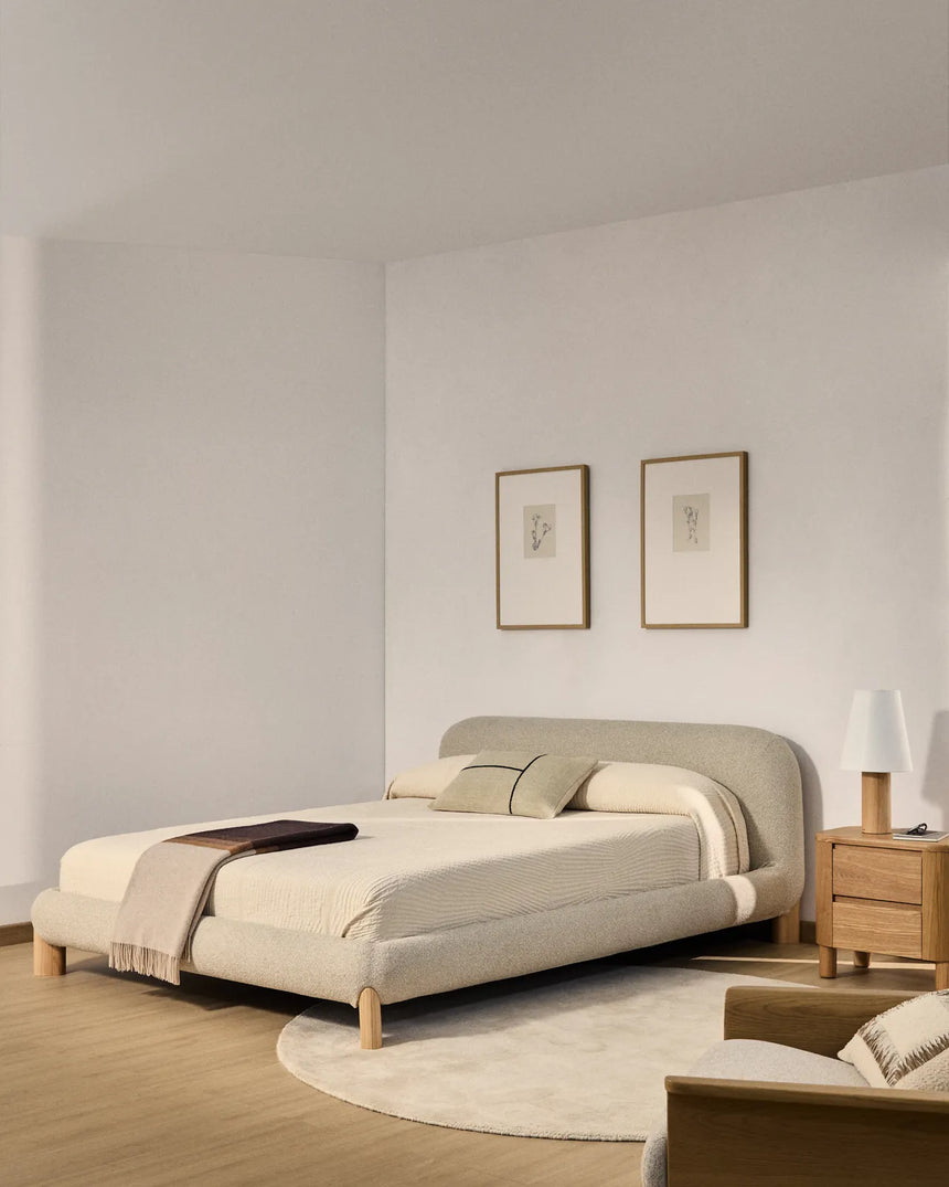 Bett Odina mit abnehmbarem Bezug aus ecrufarbenem Boucléstoff, Beine aus Eschenholz, naturfarbenes Finish, für Matratzen 160 x 200 cm von Kave Home – Bild 2