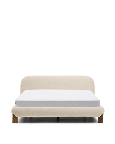 Bett Odina mit abnehmbarem Bezug aus ecrufarbenem Boucléstoff sowie Beinen aus massivem Eschenholz mit Nussbaum-Finish für Matratzen 160 x 200 cm von Kave Home – Produktbild 1