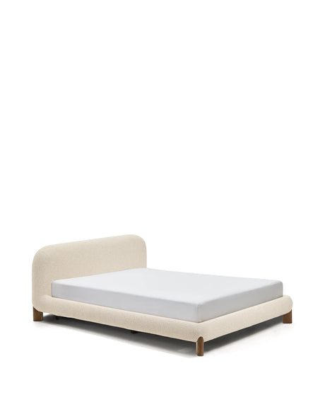 Bett Odina mit abnehmbarem Bezug aus ecrufarbenem Boucléstoff sowie Beinen aus massivem Eschenholz mit Nussbaum-Finish für Matratzen 160 x 200 cm von Kave Home – Produktbild 6