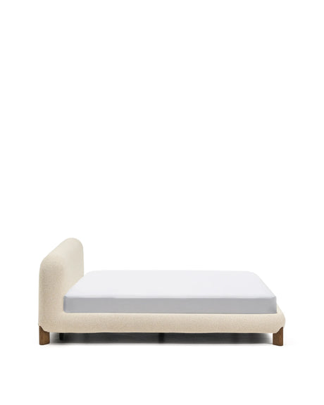 Bett Odina mit abnehmbarem Bezug aus ecrufarbenem Boucléstoff sowie Beinen aus massivem Eschenholz mit Nussbaum-Finish für Matratzen 160 x 200 cm von Kave Home – Produktbild 7
