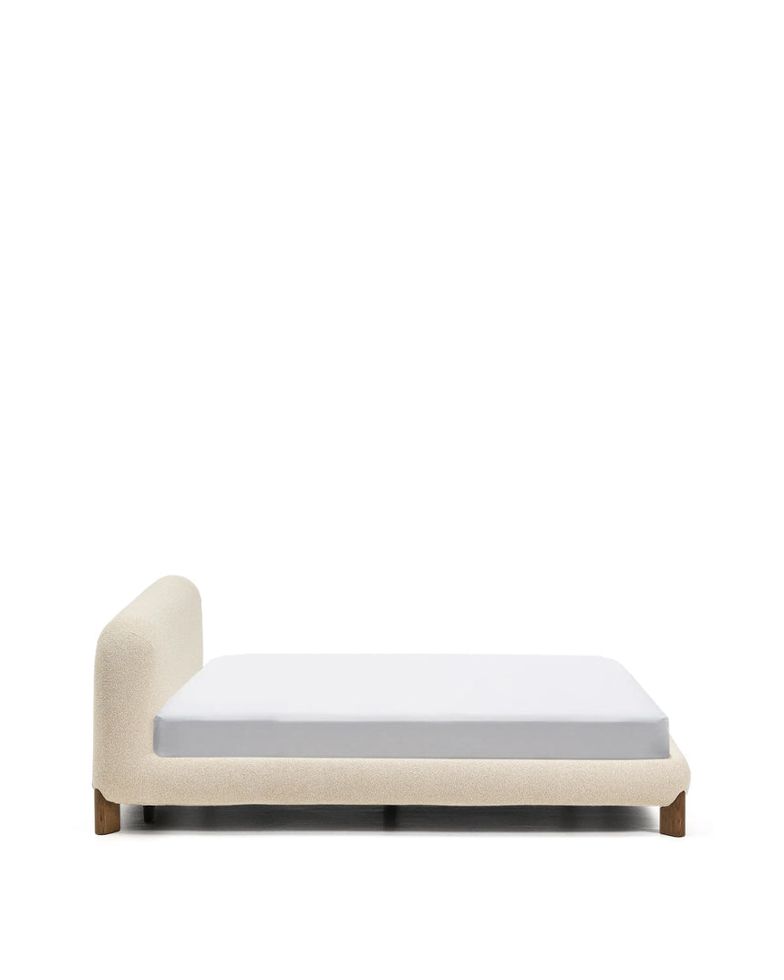 Bett Odina mit abnehmbarem Bezug aus ecrufarbenem Boucléstoff sowie Beinen aus massivem Eschenholz mit Nussbaum-Finish für Matratzen 160 x 200 cm von Kave Home – Produktbild 7