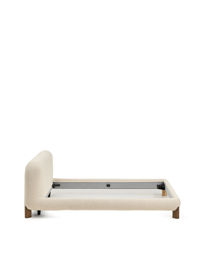 Bett Odina mit abnehmbarem Bezug aus ecrufarbenem Boucléstoff sowie Beinen aus massivem Eschenholz mit Nussbaum-Finish für Matratzen 180 x 200 cm von Kave Home – Produktbild 10