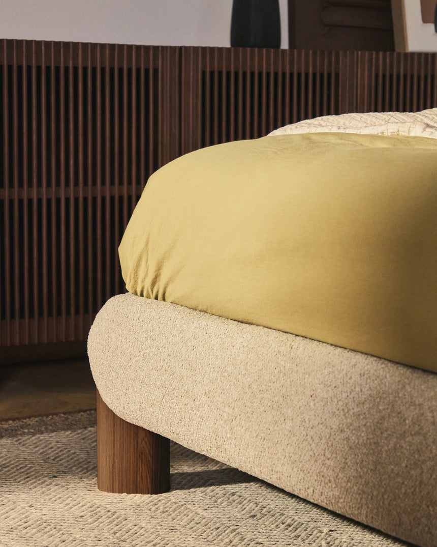 Bett Odina mit abnehmbarem Bezug aus ecrufarbenem Boucléstoff sowie Beinen aus massivem Eschenholz mit Nussbaum-Finish für Matratzen 180 x 200 cm von Kave Home – Produktbild 3