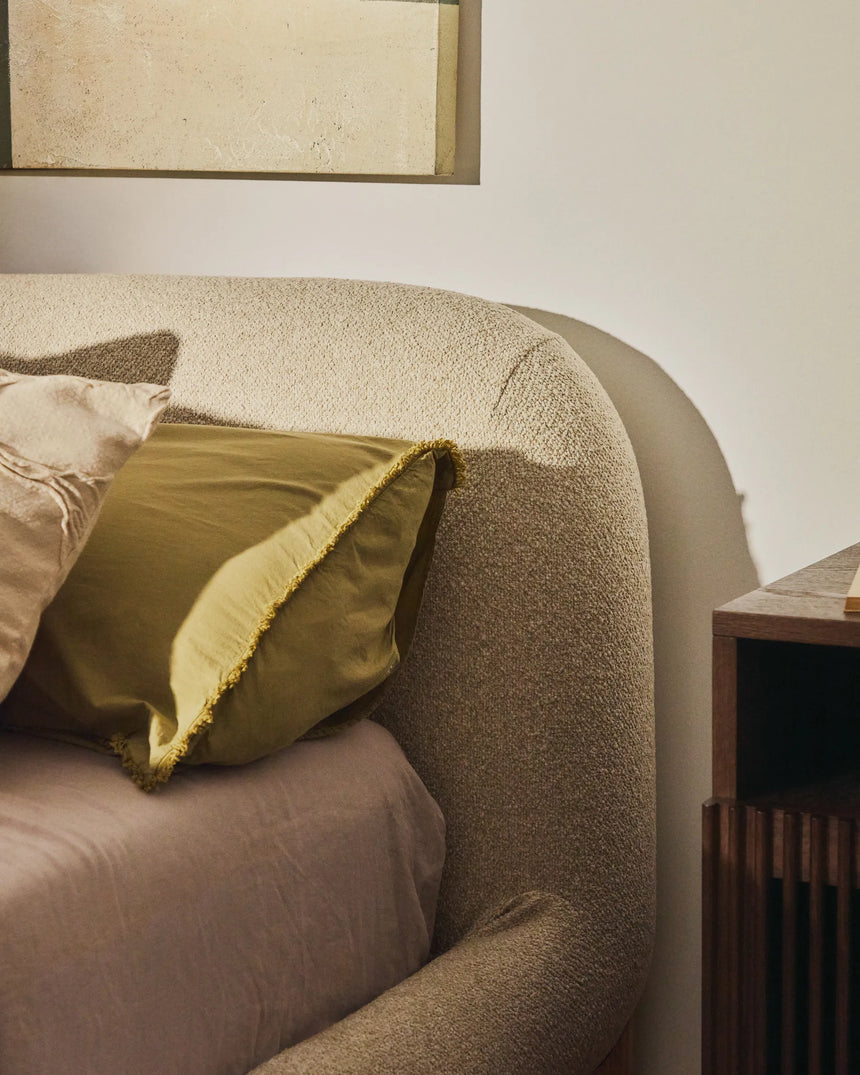 Bett Odina mit abnehmbarem Bezug aus ecrufarbenem Boucléstoff sowie Beinen aus massivem Eschenholz mit Nussbaum-Finish für Matratzen 180 x 200 cm von Kave Home – Produktbild 4