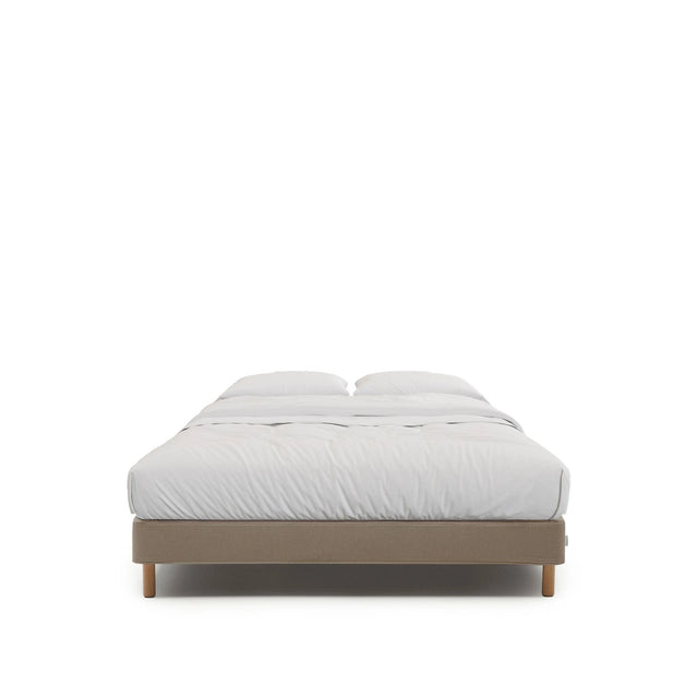 Bettgestell Ofelia mit abnehmbarem Bezug in Braun und Beinen aus massivem Buchenholz für Matratzengröße 160 x 200 cm  von Kave Home – Bild 1