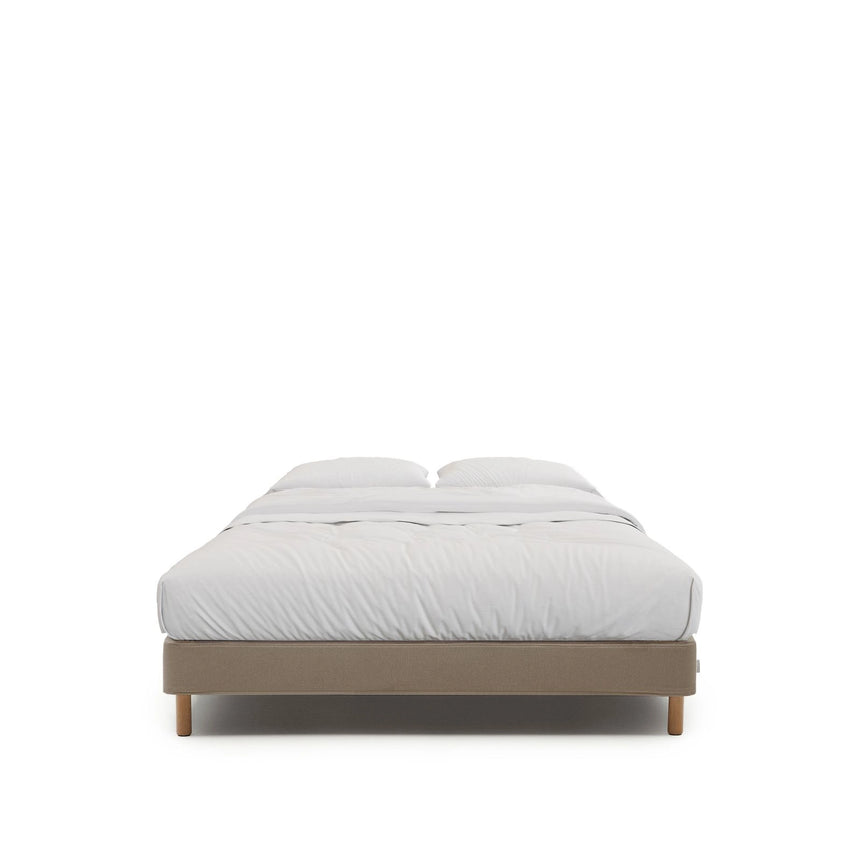 Bettgestell Ofelia mit abnehmbarem Bezug in Braun und Beinen aus massivem Buchenholz für Matratzengröße 160 x 200 cm  von Kave Home – Bild 1