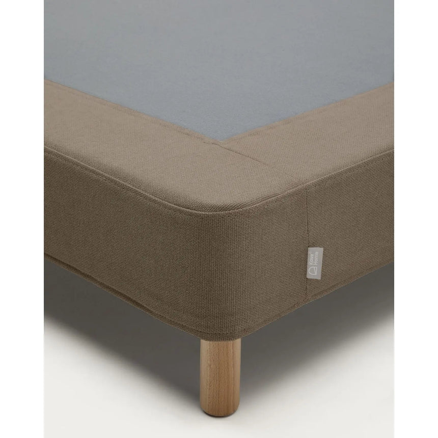Bettgestell Ofelia mit abnehmbarem Bezug in Braun und Beinen aus massivem Buchenholz für Matratzengröße 160 x 200 cm  von Kave Home – Bild 6