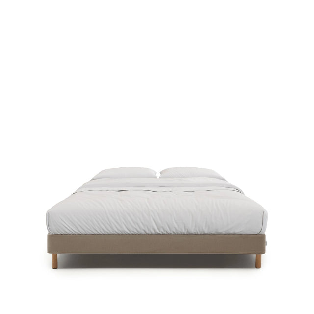 Bettgestell Ofelia mit abnehmbarem Bezug in Braun und Beinen aus massivem Buchenholz für Matratzengröße 180 x 200 cm  von Kave Home – Bild 1