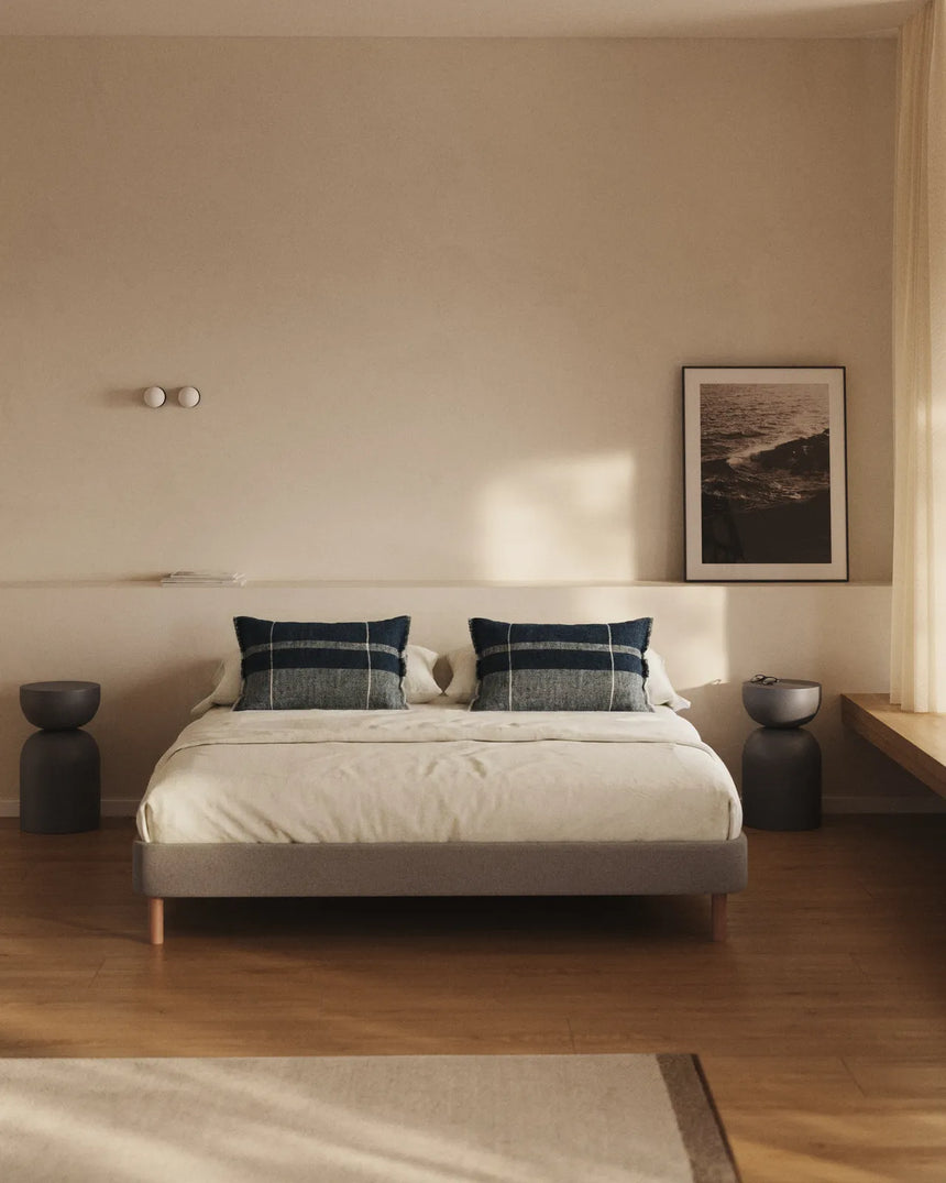 Bettgestell Ofelia mit abnehmbarem Bezug in Braun und Beinen aus massivem Buchenholz für Matratzengröße 180 x 200 cm  von Kave Home – Bild 3