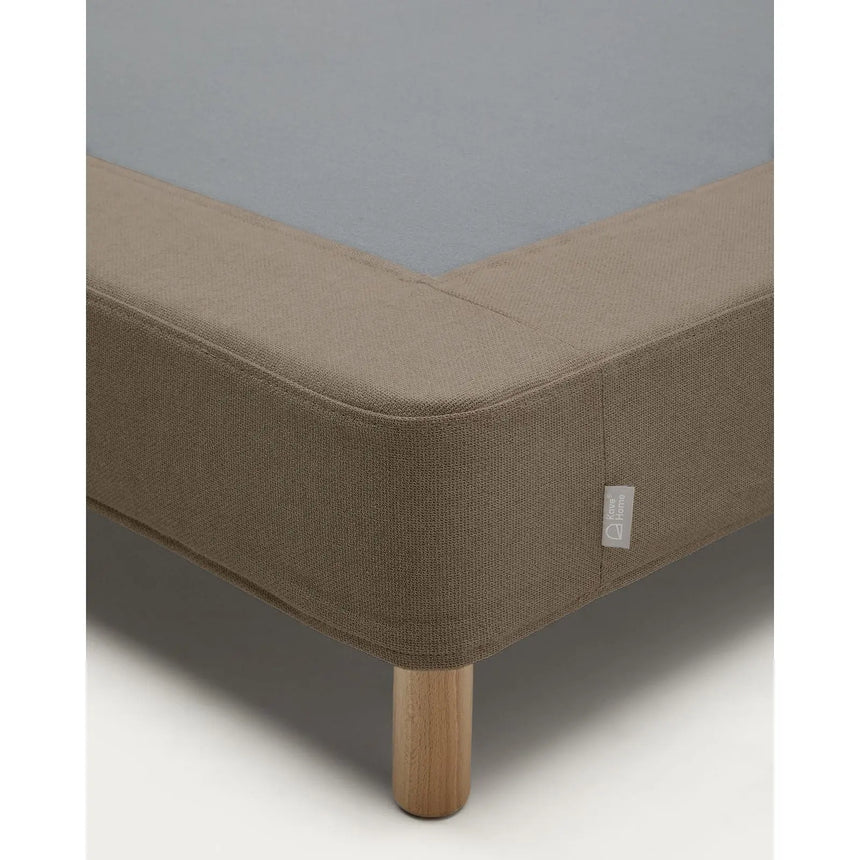Bettgestell Ofelia mit abnehmbarem Bezug in Braun und Beinen aus massivem Buchenholz für Matratzengröße 180 x 200 cm  von Kave Home – Bild 6