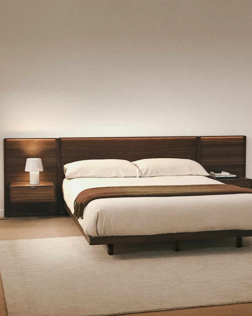 Bettkopfteil Norlen mit zwei Nachttischen aus Nussbaumfurnier mit dunklem Finish und LED-Licht für Betten bis 180 cm, FSC Mix Credit von Kave Home – Bild 2