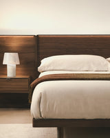 Bettkopfteil Norlen mit zwei Nachttischen aus Nussbaumfurnier mit dunklem Finish und LED-Licht für Betten bis 180 cm, FSC Mix Credit von Kave Home – Bild 3