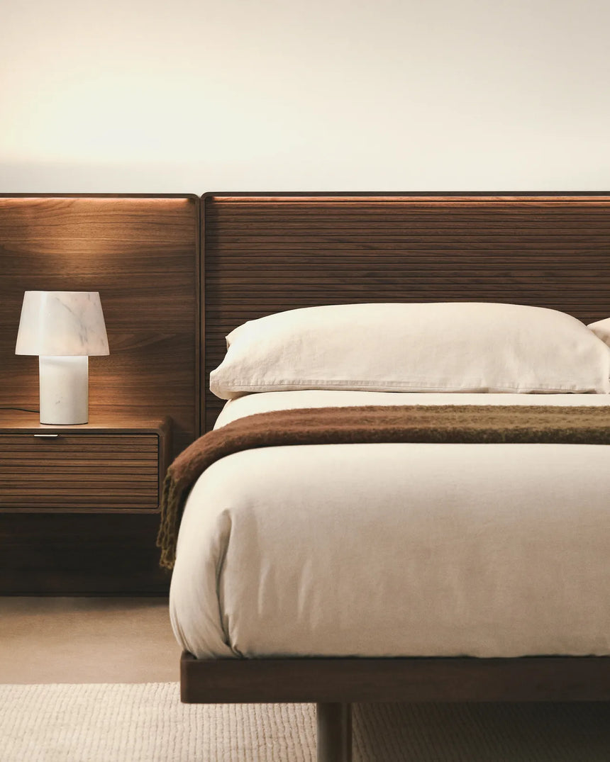 Bettkopfteil Norlen mit zwei Nachttischen aus Nussbaumfurnier mit dunklem Finish und LED-Licht für Betten bis 180 cm, FSC Mix Credit von Kave Home – Bild 3