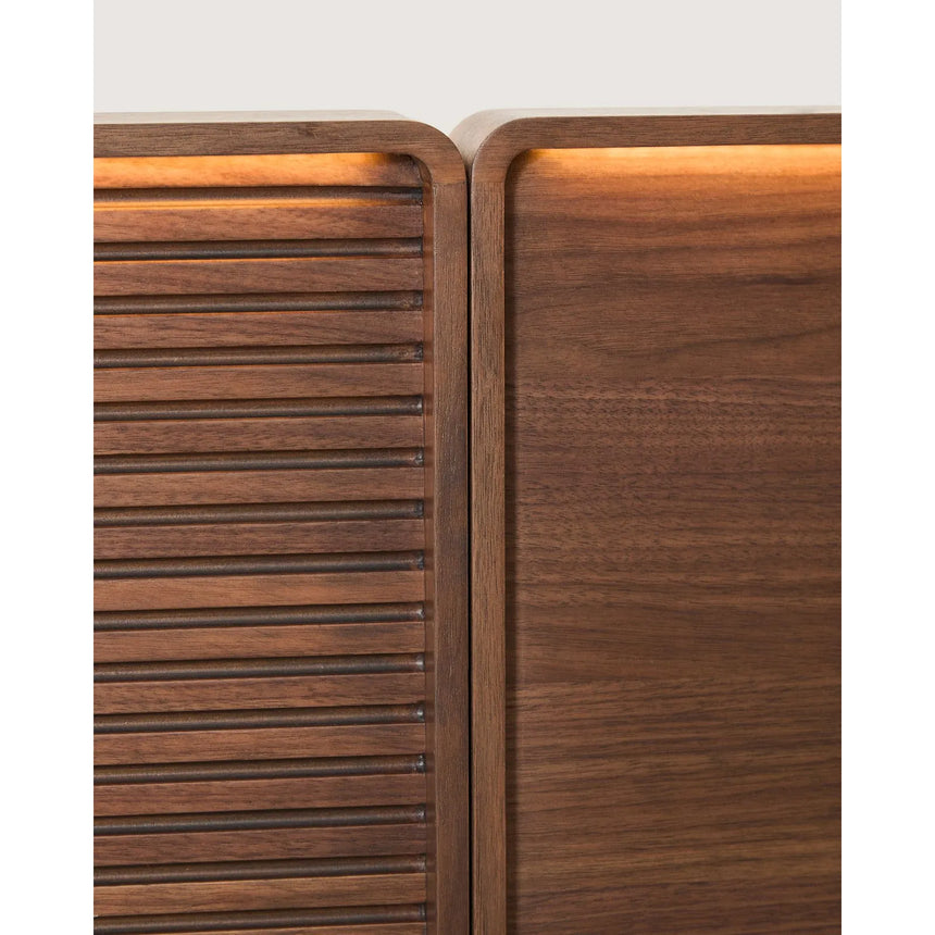 Bettkopfteil Norlen mit zwei Nachttischen aus Nussbaumfurnier mit dunklem Finish und LED-Licht für Betten bis 180 cm, FSC Mix Credit von Kave Home – Bild 9