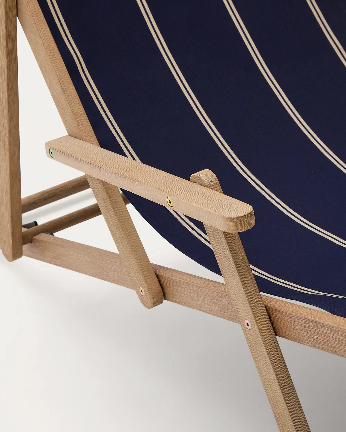 Blau-beige gestreifter klappbarer Outdoor-Liegestuhl Vilara aus massivem Akazienholz, FSC 100% von Kave Home – Produktbild 1