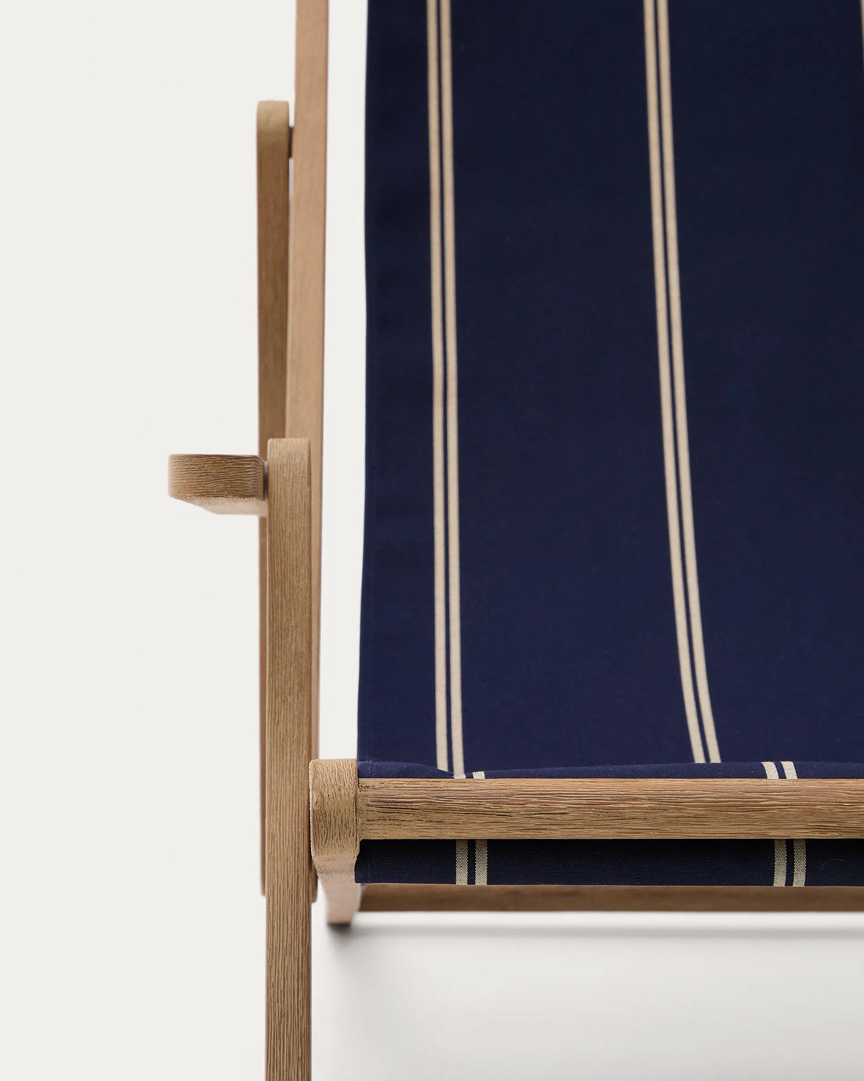 Blau-beige gestreifter klappbarer Outdoor-Liegestuhl Vilara aus massivem Akazienholz, FSC 100% von Kave Home – Produktbild 2