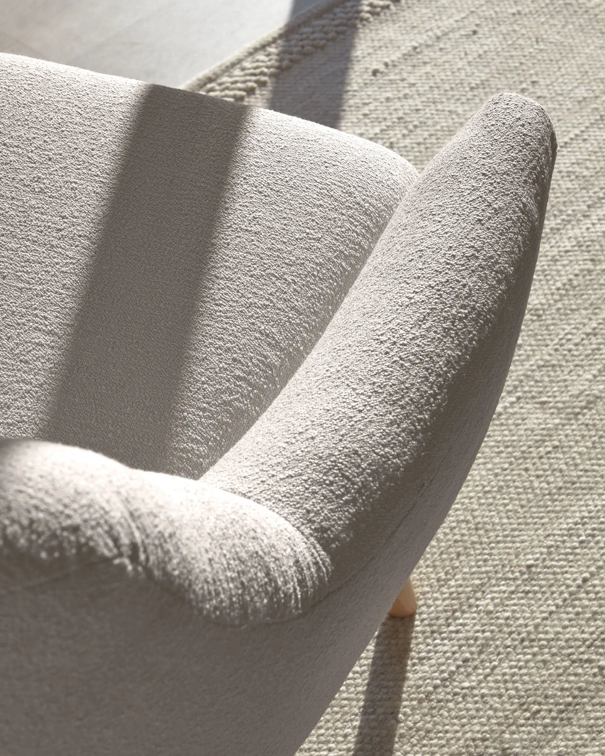 Candela Sessel Mikro-Bouclé in Grau FSC Mix Credit von Kave Home – Produktbild 3