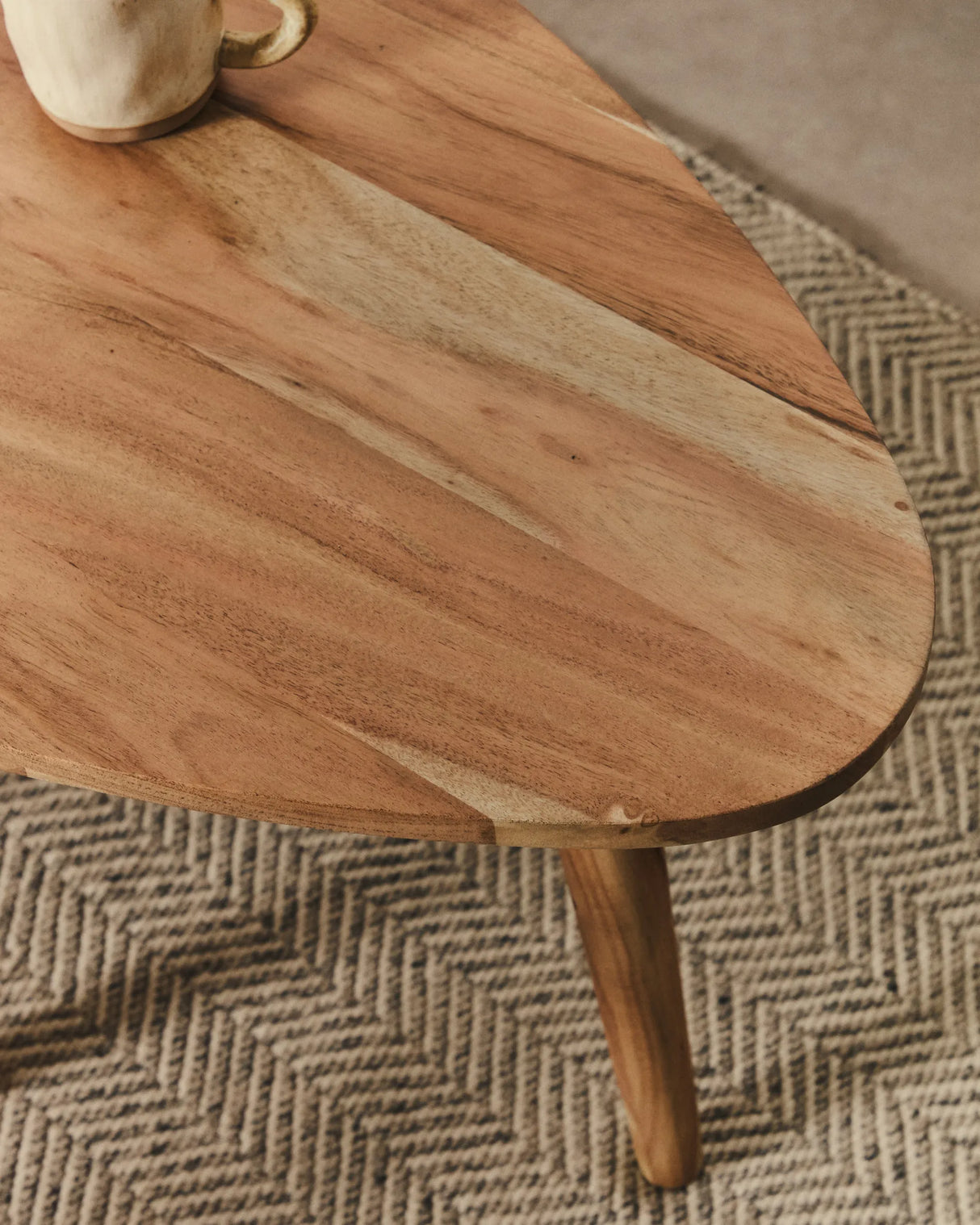 Couchtisch Duvani aus massivem Akazienholz mit gebleichtem Finish Ø 110 x 60 cm von Kave Home – Produktbild 3
