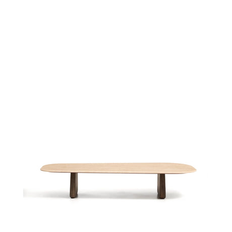 Couchtisch Pirita aus beigem Travertin mit Beinen aus massivem Eichenholz, 147 x 65 cm, FSC 100 % von Kave Home – Bild 1