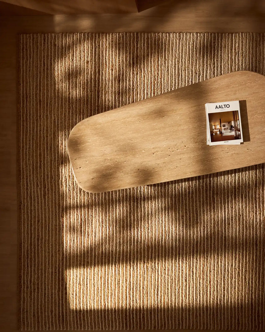 Couchtisch Pirita aus beigem Travertin mit Beinen aus massivem Eichenholz mit naturfarbenem Finish, 147 x 65 cm, FSC 100 % von Kave Home – Bild 4