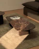 Couchtisch Pirita aus braunem Marmor mit Beinen aus massivem Eichenholz, 147 x 65 cm, FSC 100 % von Kave Home – Bild 2