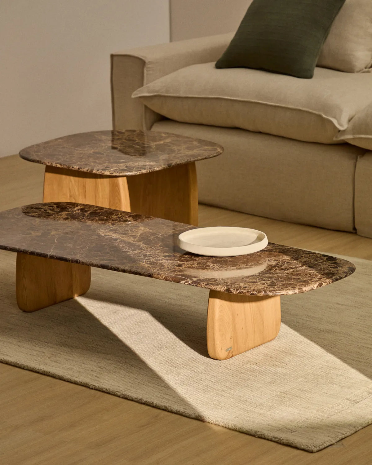 Couchtisch Pirita aus braunem Marmor mit Beinen aus massivem Eichenholz mit naturfarbenem Finish, 147 x 65 cm, FSC 100 % von Kave Home – Bild 3