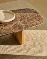 Couchtisch Pirita aus braunem Marmor mit Beinen aus massivem Eichenholz mit naturfarbenem Finish, 147 x 65 cm, FSC 100 % von Kave Home – Bild 4