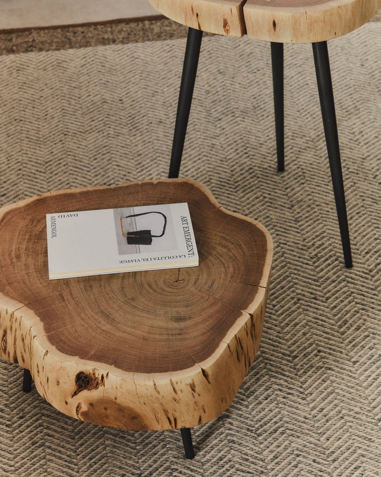 Couchtisch Tavine aus massivem Akazienholz mit gebleichtem Finish und schwarzen Stahlbeinen Ø 49 cm von Kave Home – Produktbild 2