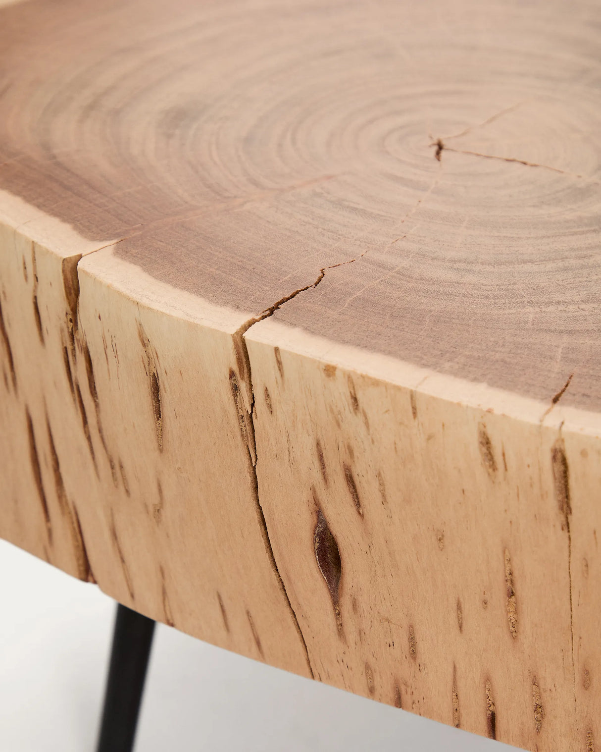 Couchtisch Tavine aus massivem Akazienholz mit gebleichtem Finish und schwarzen Stahlbeinen Ø 49 cm von Kave Home – Produktbild 6