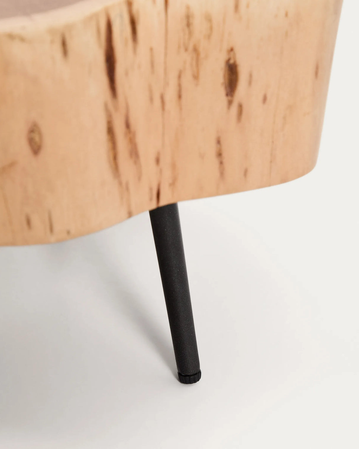 Couchtisch Tavine aus massivem Akazienholz mit gebleichtem Finish und schwarzen Stahlbeinen Ø 49 cm von Kave Home – Produktbild 7