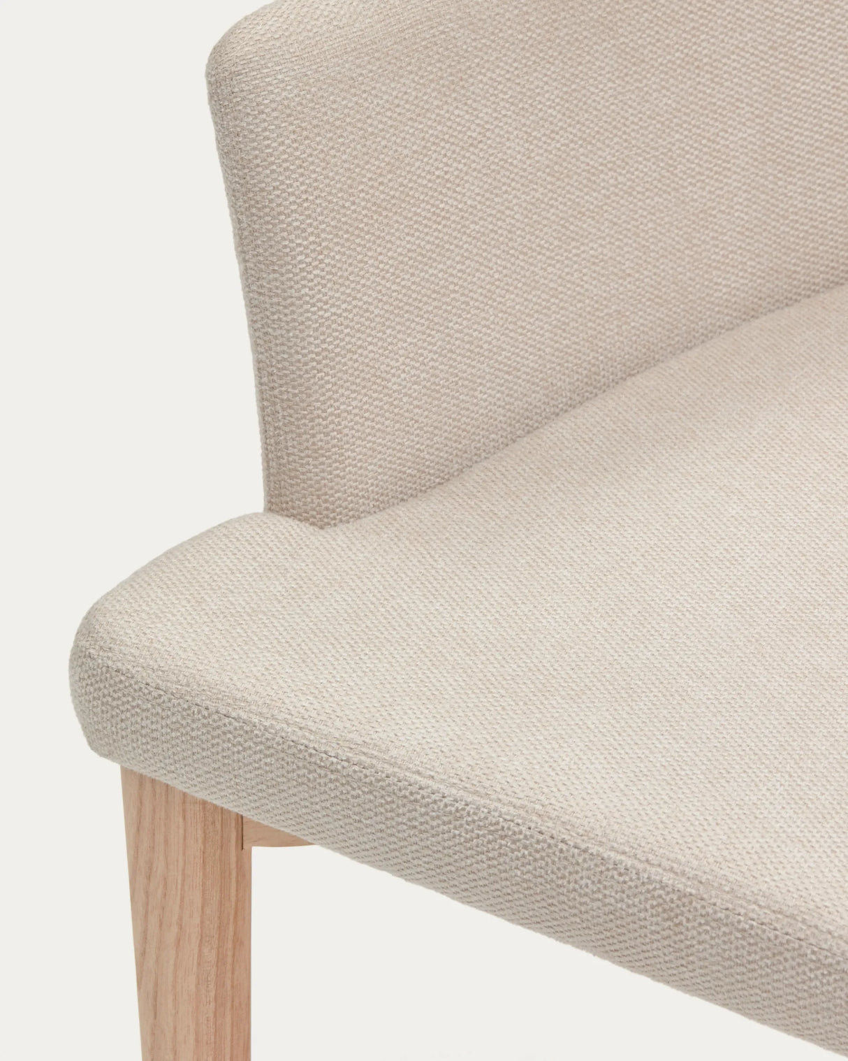 Croft Stuhl mit beiger Chenille und Beinen aus massiver Esche von Kave Home – Produktbild 10