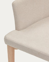 Croft Stuhl mit beiger Chenille und Beinen aus massiver Esche von Kave Home – Produktbild 10
