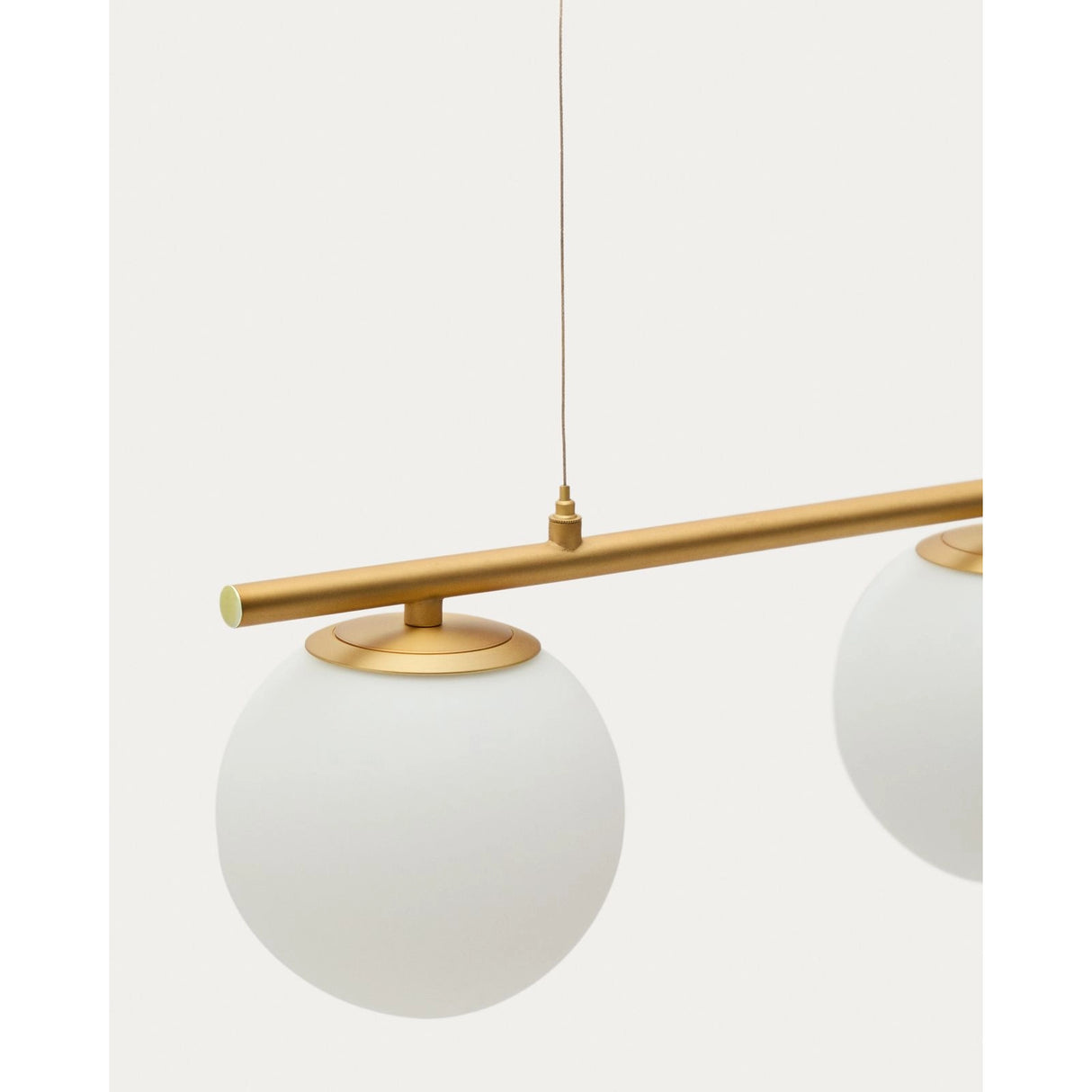 Deckenleuchte Brisia aus Metall mit gebürstetem Messing-Finish und drei mattierten Glaskugeln Ø 15 cm von Kave Home – Bild 5