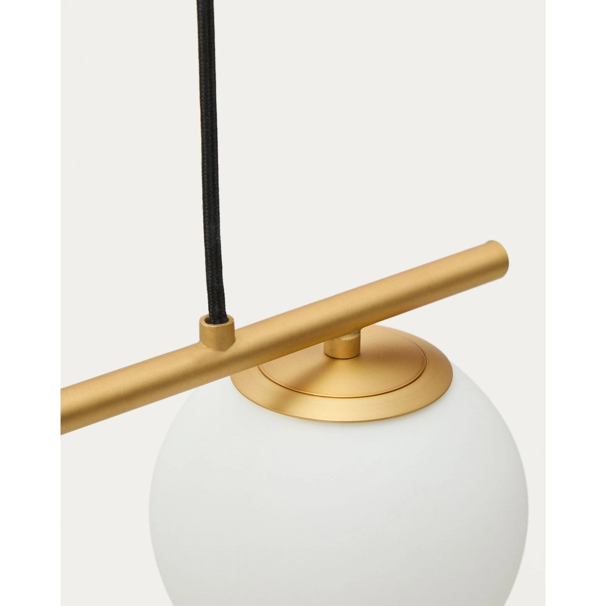 Deckenleuchte Brisia aus Metall mit gebürstetem Messing-Finish und drei mattierten Glaskugeln Ø 15 cm von Kave Home – Bild 6