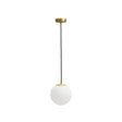 Deckenleuchte Brisia aus Metall mit gebürstetem Messing-Finish und einer mattierten Glaskugel Ø 15 cm von Kave Home – Bild 1
