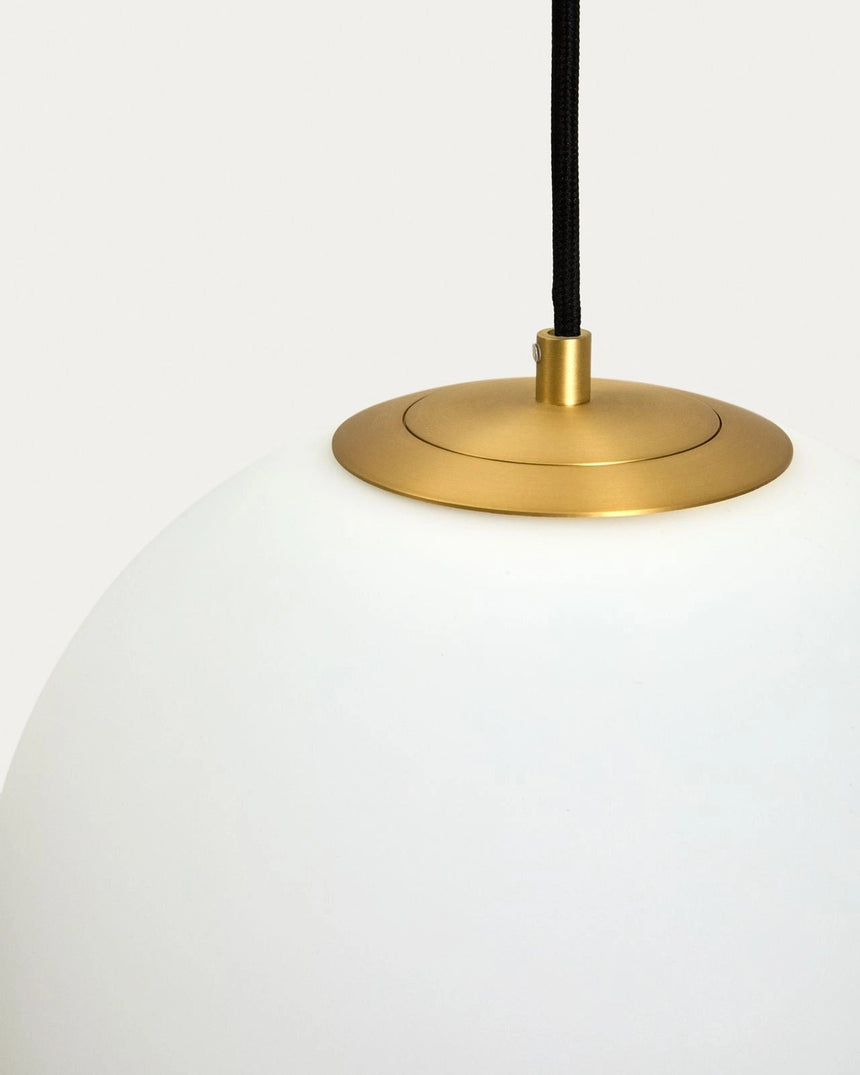 Deckenleuchte Brisia aus Metall mit gebürstetem Messing-Finish und einer mattierten Glaskugel Ø 30 cm von Kave Home – Bild 4