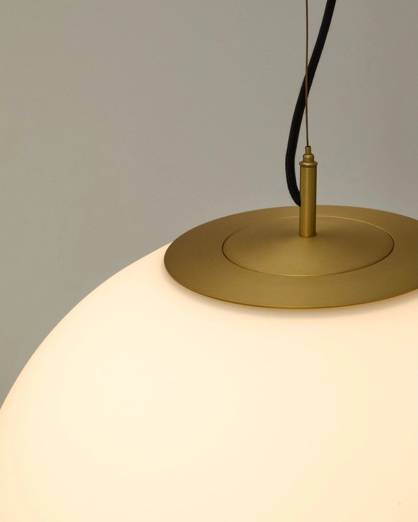 Deckenleuchte Brisia aus Metall mit gebürstetem Messing-Finish und einer mattierten Glaskugel Ø 50 cm von Kave Home – Bild 4