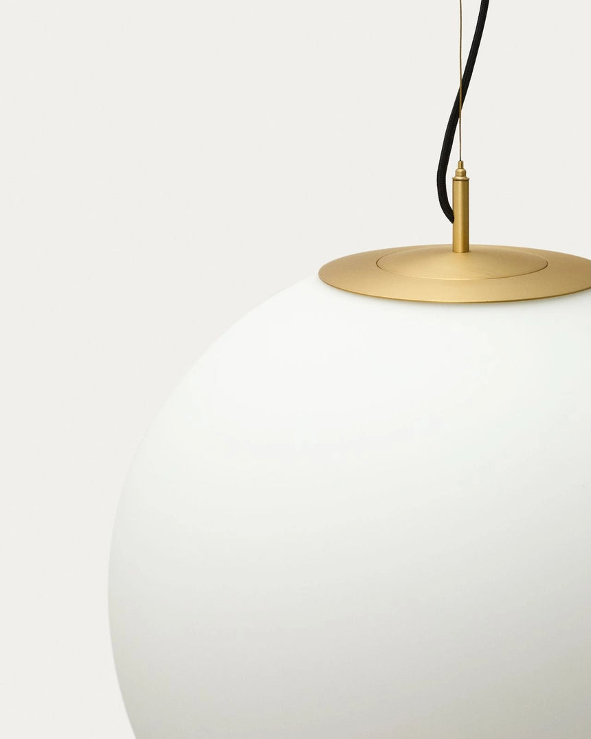 Deckenleuchte Brisia aus Metall mit gebürstetem Messing-Finish und einer mattierten Glaskugel Ø 50 cm von Kave Home – Bild 5