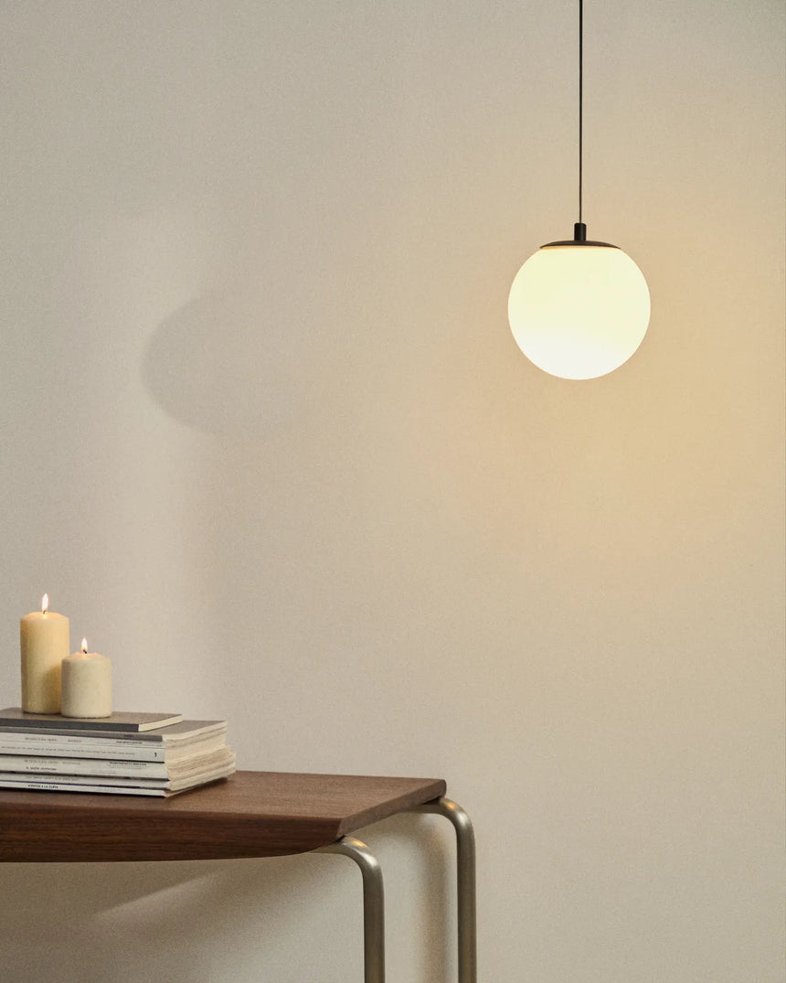Deckenleuchte Brisia aus Metall mit schwarzem Finish und einer Glaskugel Ø15 cm von Kave Home – Bild 2