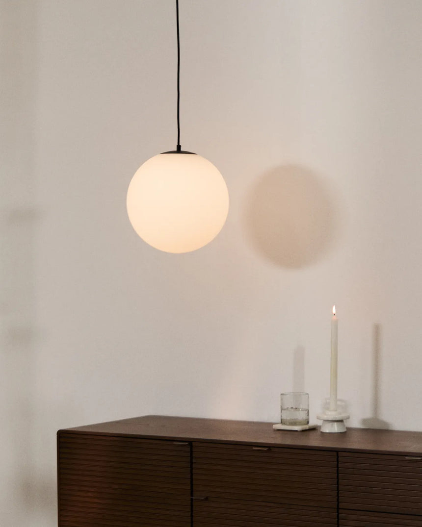 Deckenleuchte Brisia aus Metall mit schwarzem Finish und einer Glaskugel Ø30 cm von Kave Home – Bild 2