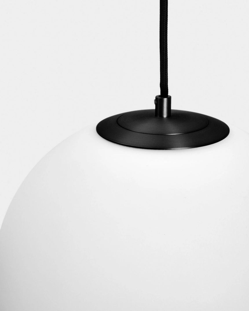 Deckenleuchte Brisia aus Metall mit schwarzem Finish und einer Glaskugel Ø30 cm von Kave Home – Bild 4
