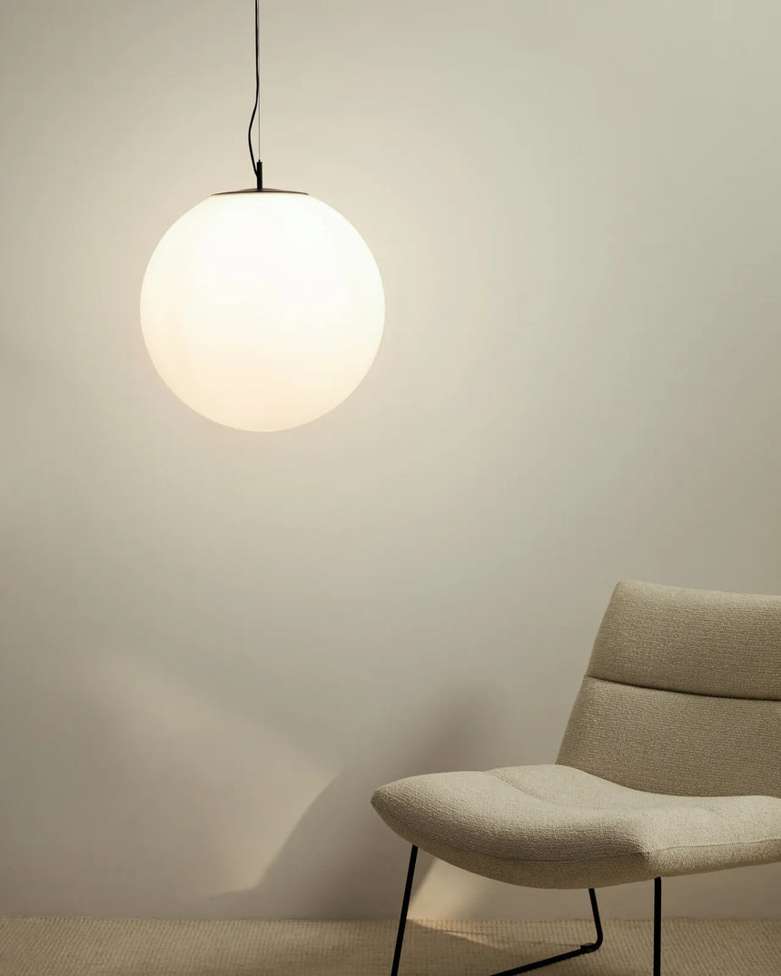 Deckenleuchte Brisia aus Metall mit schwarzem Finish und einer Glaskugel Ø50 cm von Kave Home – Bild 2