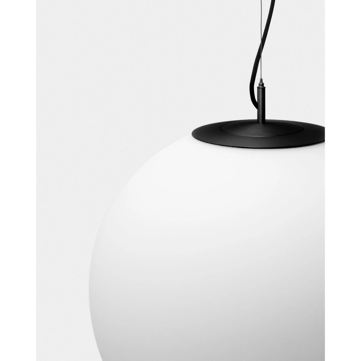 Deckenleuchte Brisia aus Metall mit schwarzem Finish und einer Glaskugel Ø50 cm von Kave Home – Bild 4