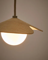 Deckenleuchte Wilara aus Eichenfurnier mit 1 weißen Rauchglaskugel von Kave Home – Bild 4